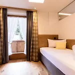 מלון Schlosshof 4*
