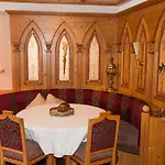Schlosshof מלון