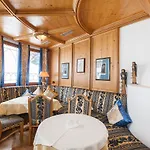 Schlosshof 4*