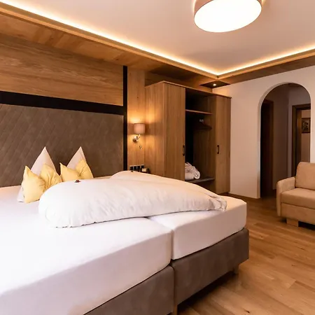 Schlosshof 4*