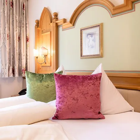 Schlosshof Hotel 4*