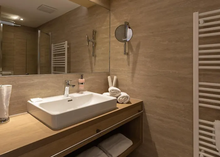 Отель Schlosshof 4*